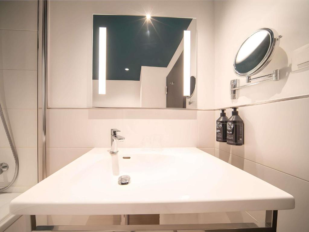 
Superior King Room - City side
