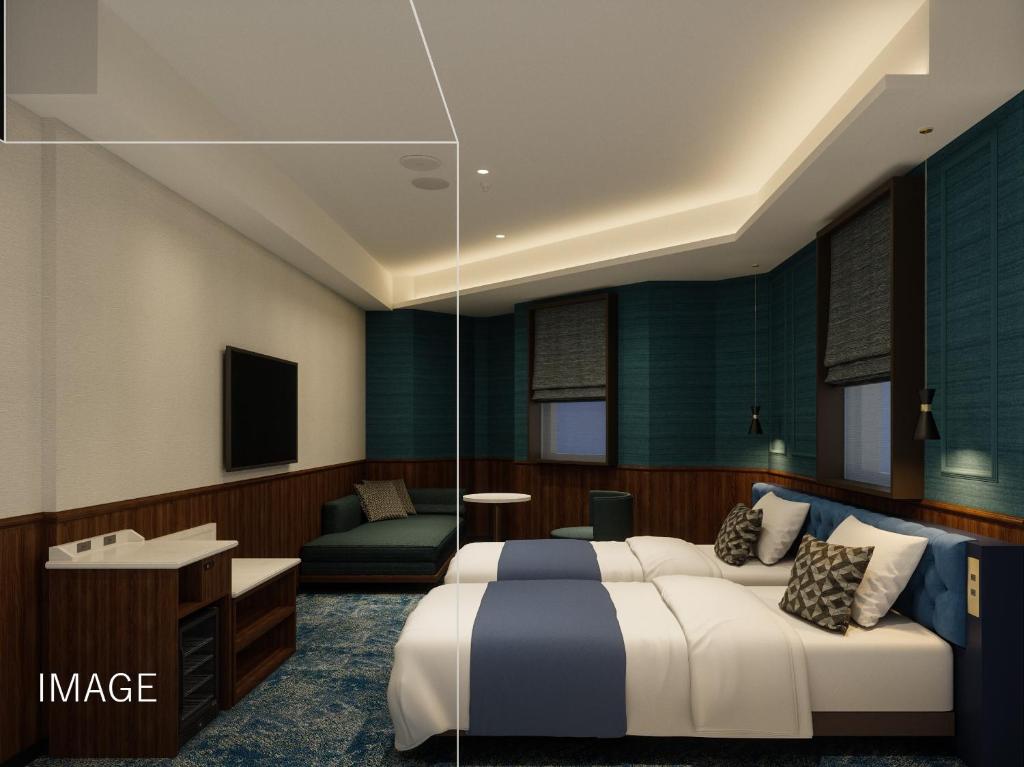 una habitación de hotel con una cama y un sofá en Villa Fontaine Tokyo Hibiya, en Tokio