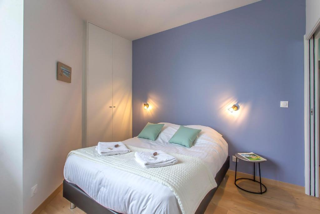 ein Schlafzimmer mit einem Bett mit Handtüchern darauf in der Unterkunft Appartement 2 chambres au coeur de Chambery in Chambéry