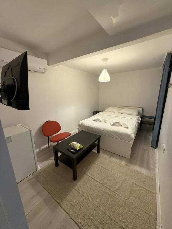 een kleine slaapkamer met een bed en een tafel bij Şişli Suites - Room42 in Istanbul