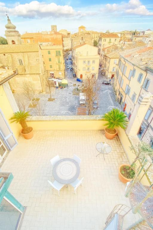 a view of a courtyard with a toilet on a building at SanFa Roof in Viterbo
