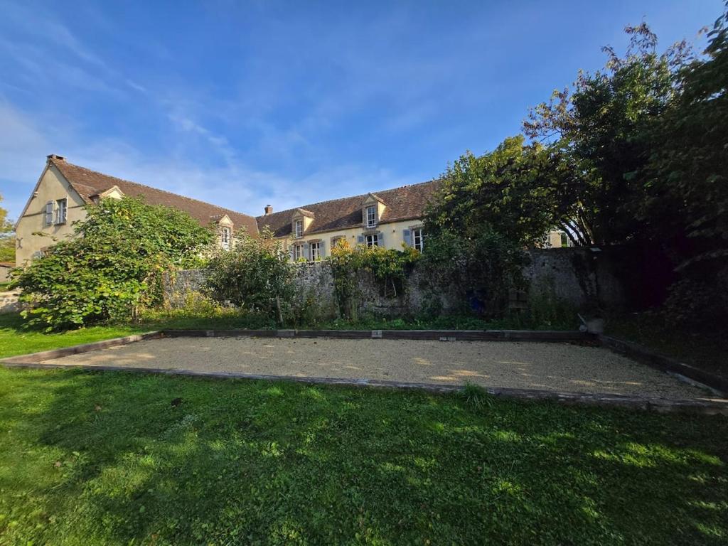 Κήπος έξω από το Rénovation de charme, nature, étang, authenticité