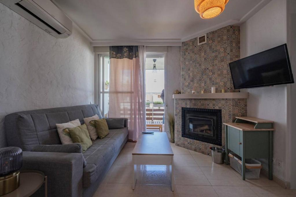 マドリードにあるCosta de Madrid, 5 minutos de pantano ACのソファと暖炉のあるリビングルーム