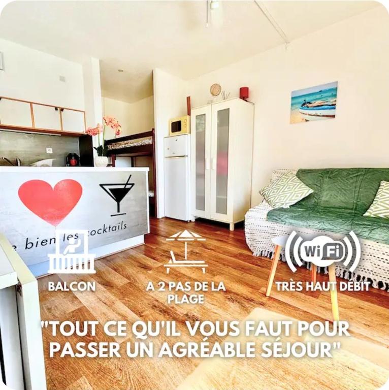 a small bedroom with a bed and a kitchen at Appartement cosy Le Phoebus in Canet-en-Roussillon