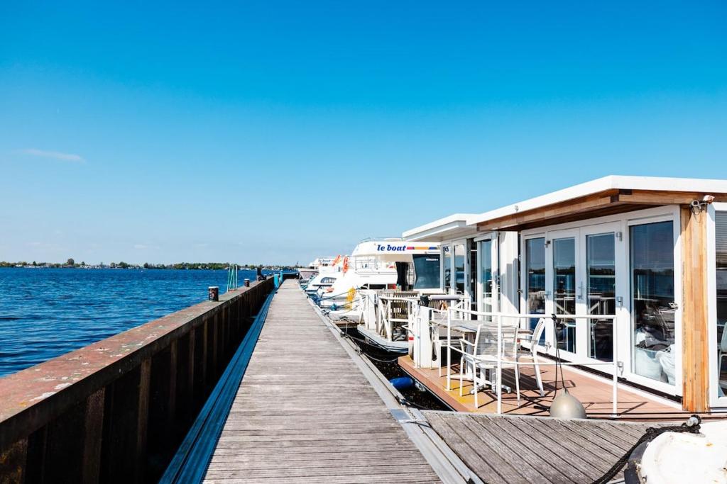 にあるFloating holiday home close to AMSの水上に停泊する船着き場