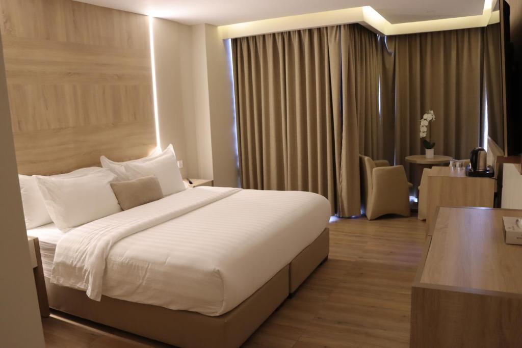 En eller flere senge i et værelse på Aysel Hotel