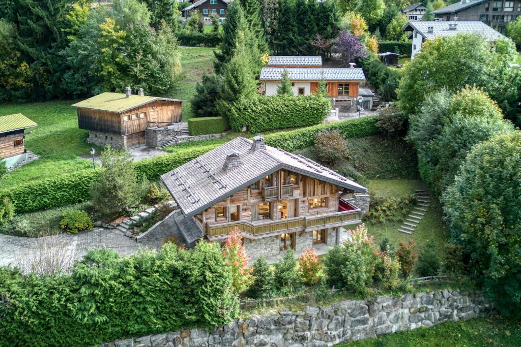 un modelo de casa con jardín en Luxury Chalet Black Mountain - 4BR, Sleeps 10, Fireplace, Mountain Views & Garden - Megève, en Megève