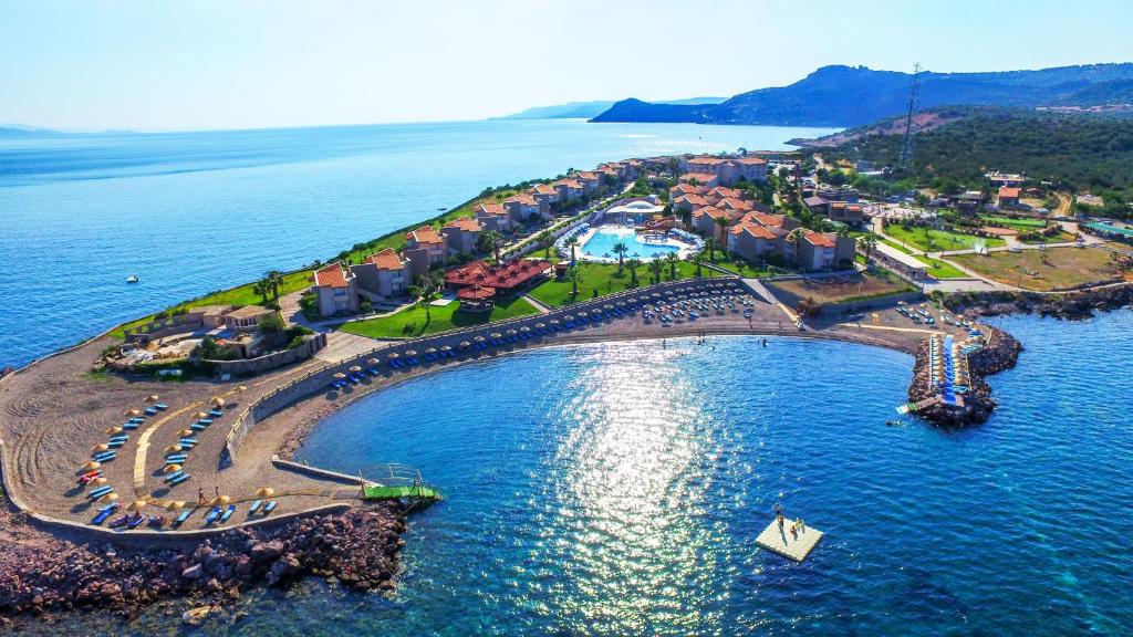 Behramkale的住宿－Assos Dove Hotel Resort & SPA，水上度假村的空中景观