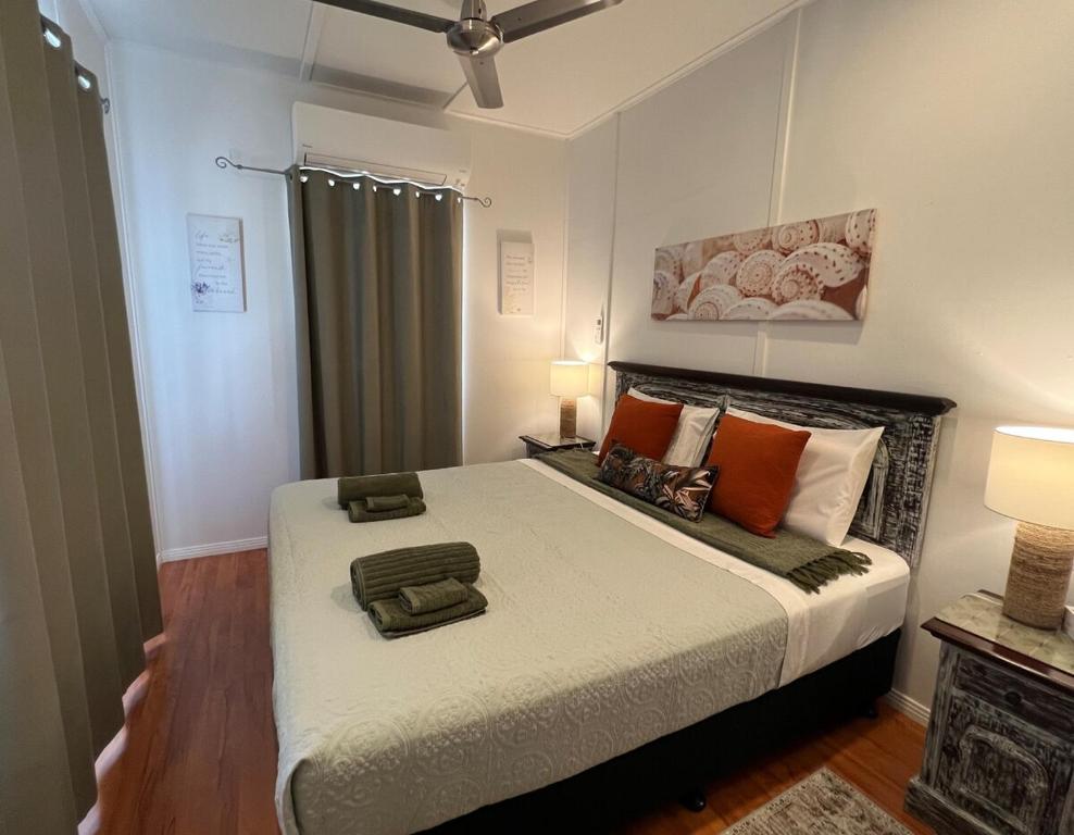 een slaapkamer met een groot bed met oranje kussens bij Seashells of Seaforth in Seaforth