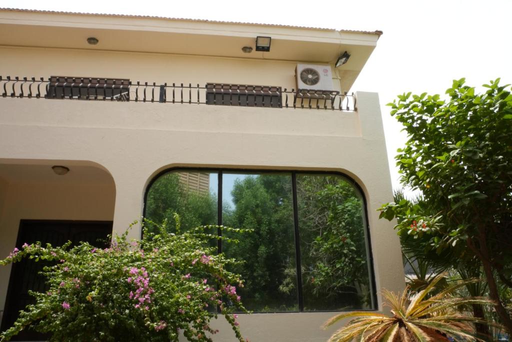 Balkón nebo terasa v ubytování فيلا الدانة