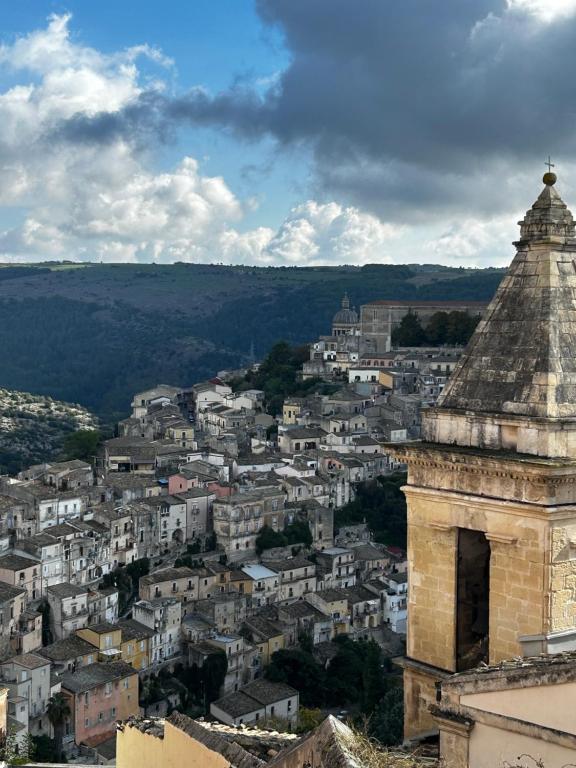 vista sulla città dalla parte superiore di un edificio di L' Antico Borgo Ibla a Ragusa
