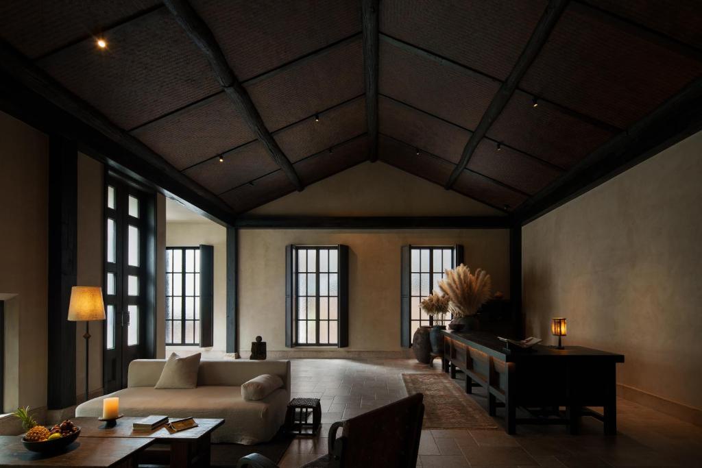 ein Wohnzimmer mit Sofa und Tisch in der Unterkunft Chengdu 6500 Hotel Kuanzhai Alley Citang Street Branch in Chengdu