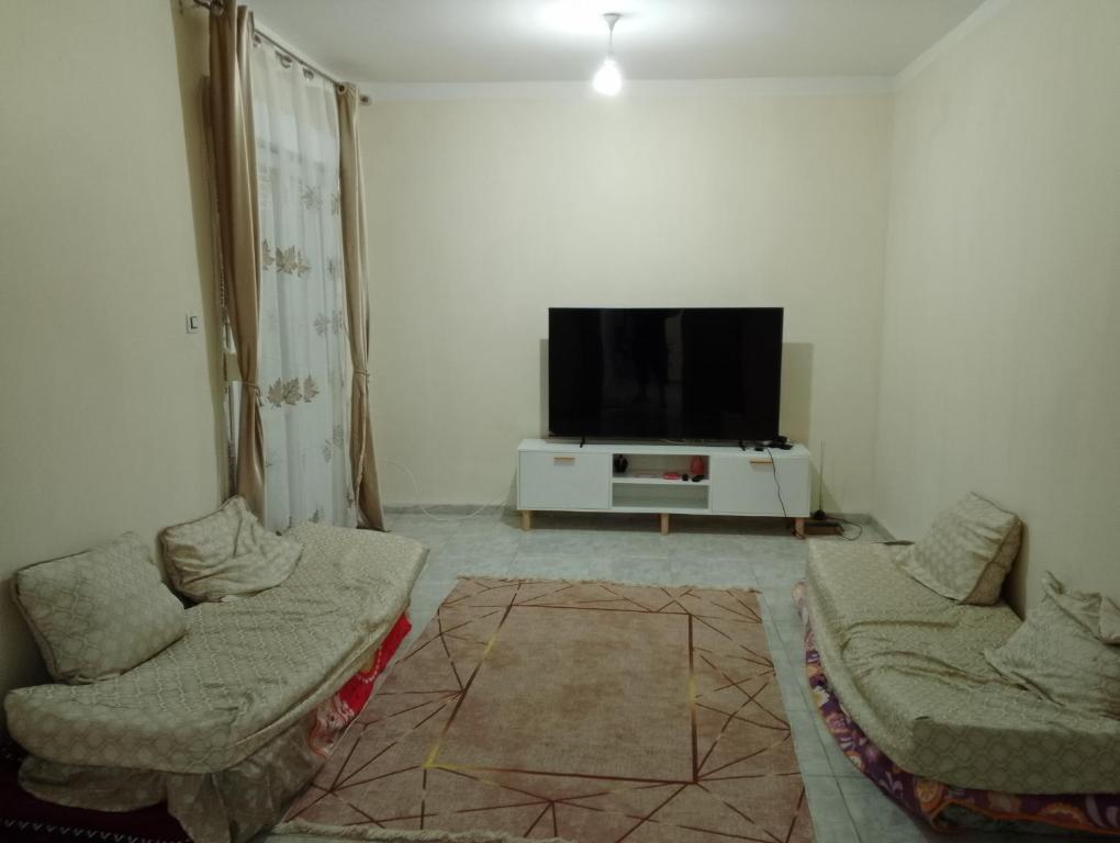 un salon avec une télévision à écran plat et un canapé dans l'établissement MDN location, à Alger