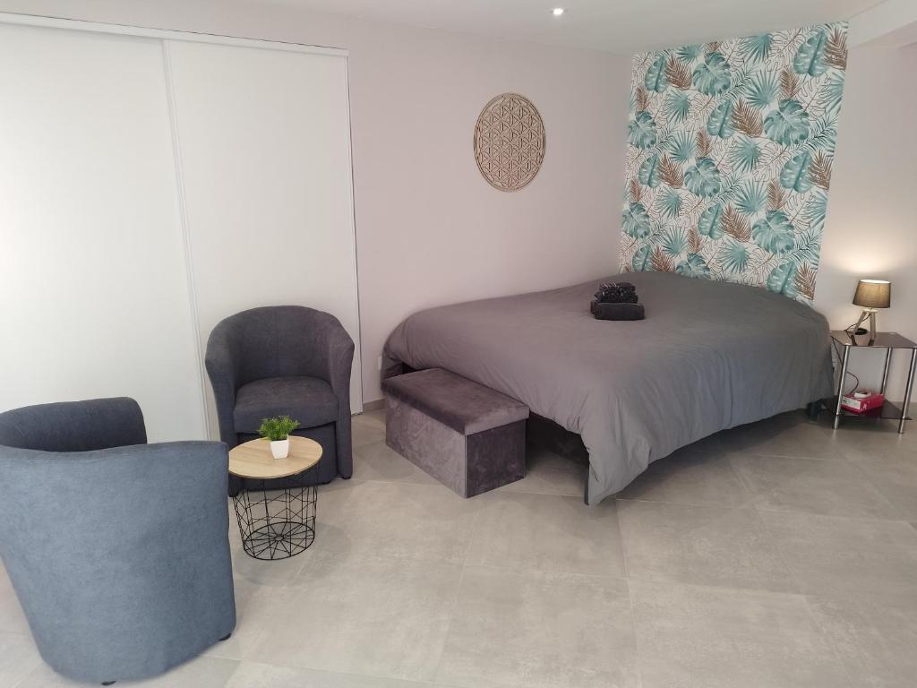 Ένα ή περισσότερα κρεβάτια σε δωμάτιο στο Cosy Studio à Le Vigan-en-Quercy, Lot