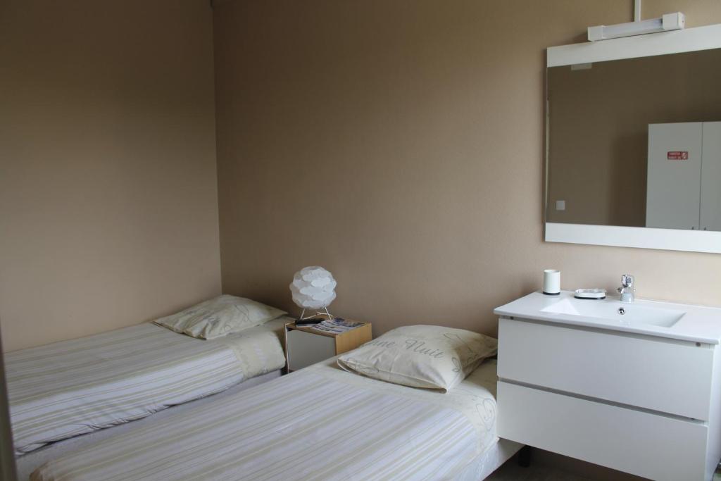 Postel nebo postele na pokoji v ubytování Le Bellevue Lisieux