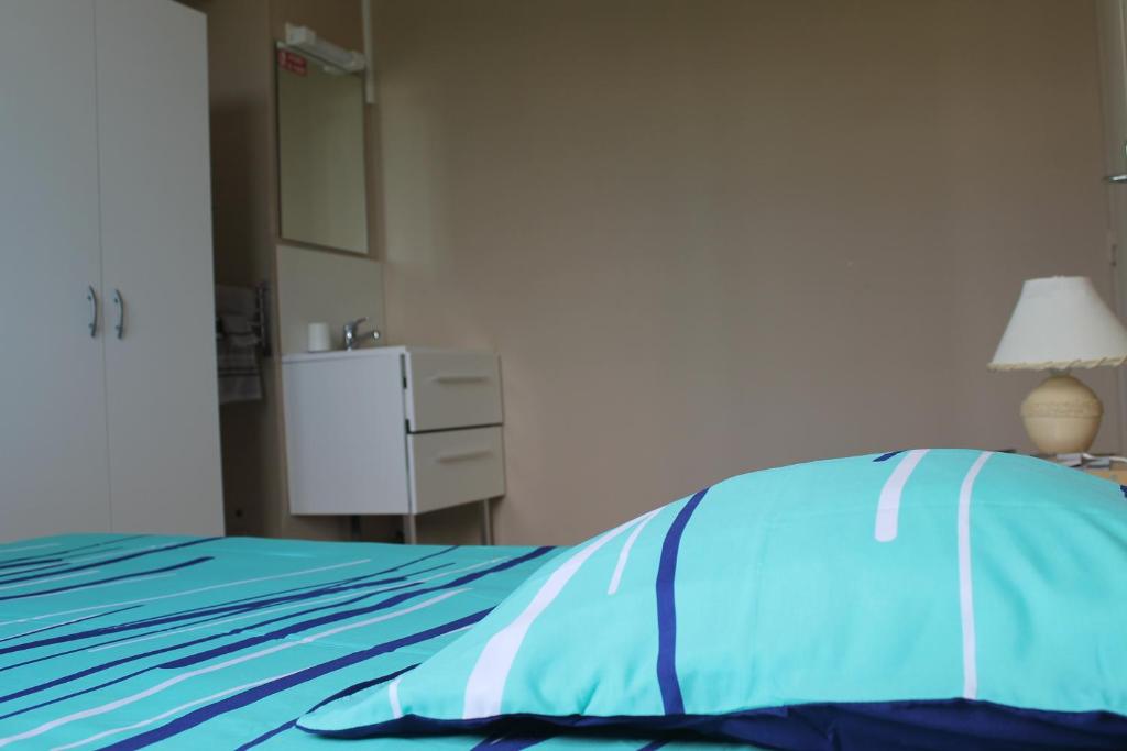 Postel nebo postele na pokoji v ubytování Le Bellevue Lisieux