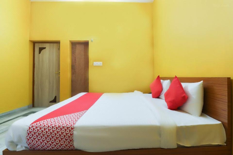 En eller flere senge i et værelse på Trilok inn