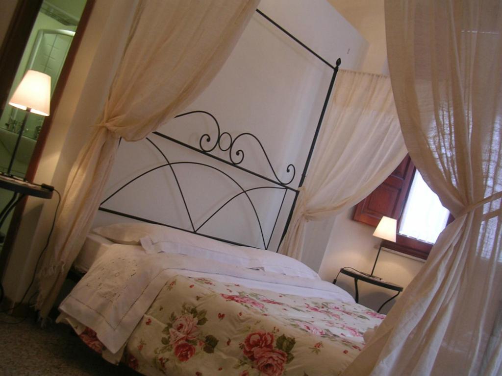 A bed or beds in a room at Ascoli Antica B&B