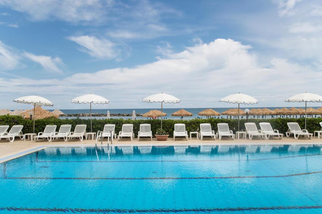 Basen w obiekcie Hotel Mara lub w pobliżu