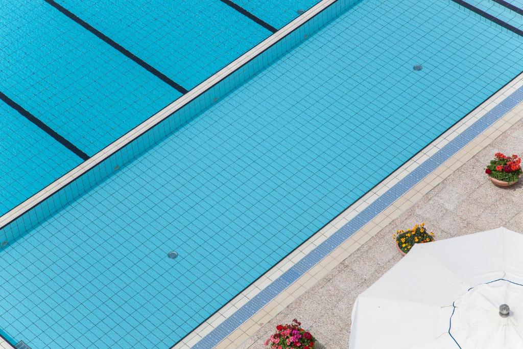 Basen w obiekcie Hotel Mara lub w pobliżu