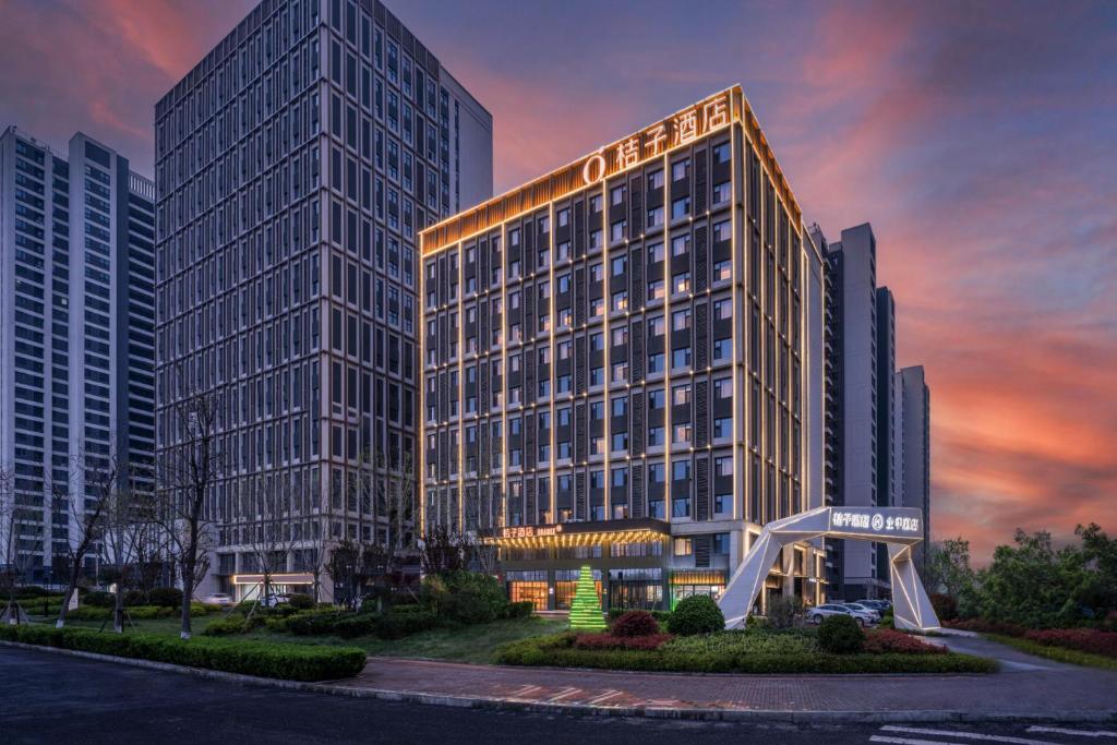 een weergave van het omni hotel bij zonsondergang bij Orange Hotel Qingdao Lanwan Art Park in Qingdao