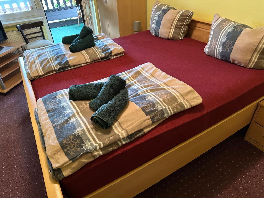 GierstädtにあるMotel Zur Festwieseのベッド2台(毛布と枕付)