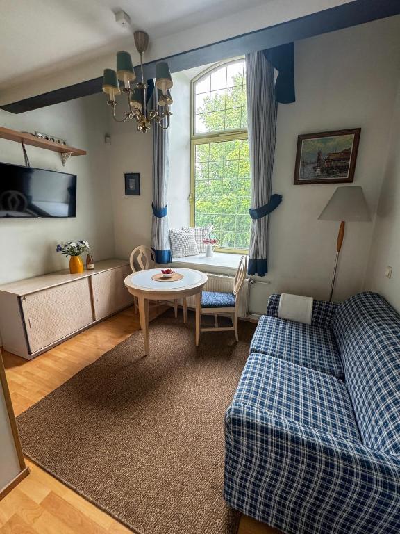 een woonkamer met een bank en een tafel bij Loft Old Town in Tallinn