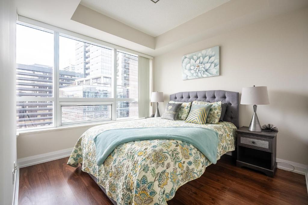 Postel nebo postele na pokoji v ubytování Modern 1 BR Apartment in North York Free parking