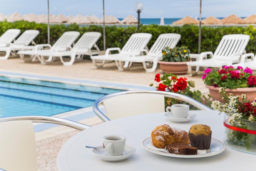 Basen w obiekcie Hotel Mara lub w pobliżu