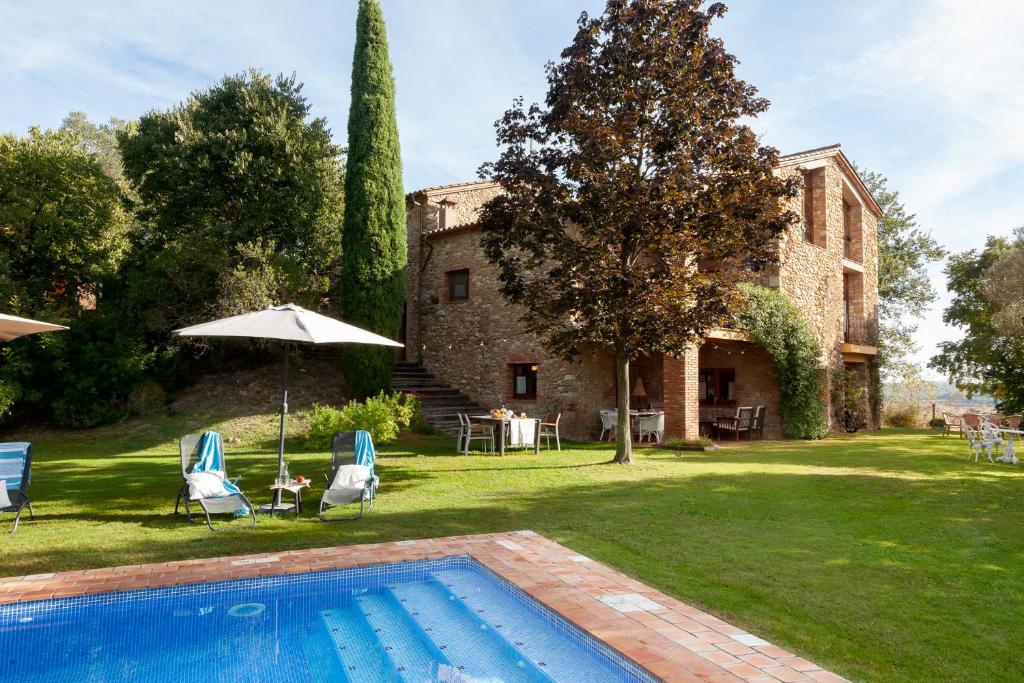 an external view of a house with a swimming pool at Can Sisó, Alojamiento por habitaciones in Crespiá