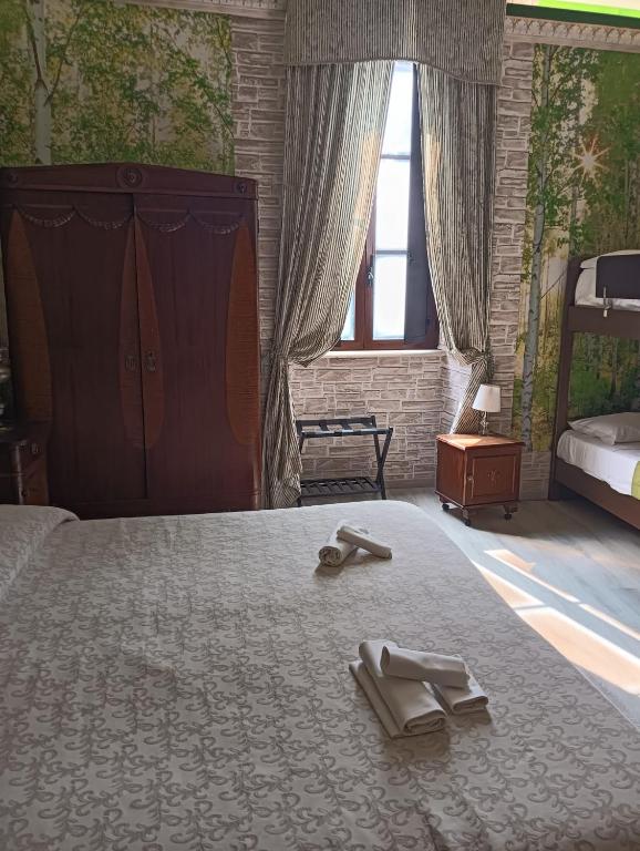 Un dormitorio con una cama con dos zapatos encima. en Romans Flaminio Suites, en Roma
