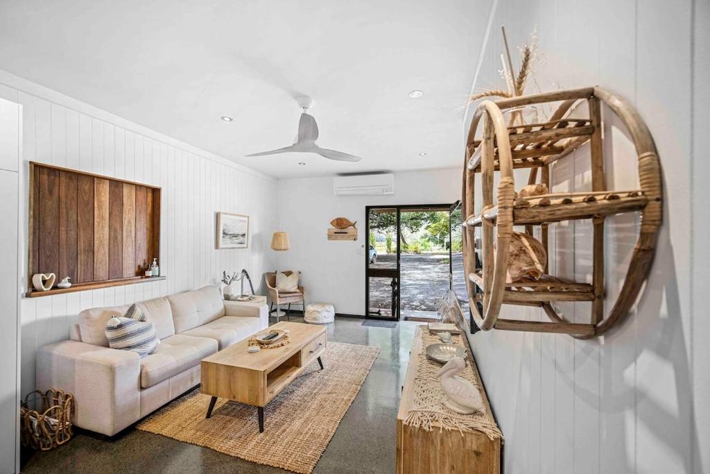 Mitchells IslandBelgravia Bungalow-Hear the Ocean, See the Stars的客厅里有一张沙发和一张桌子。