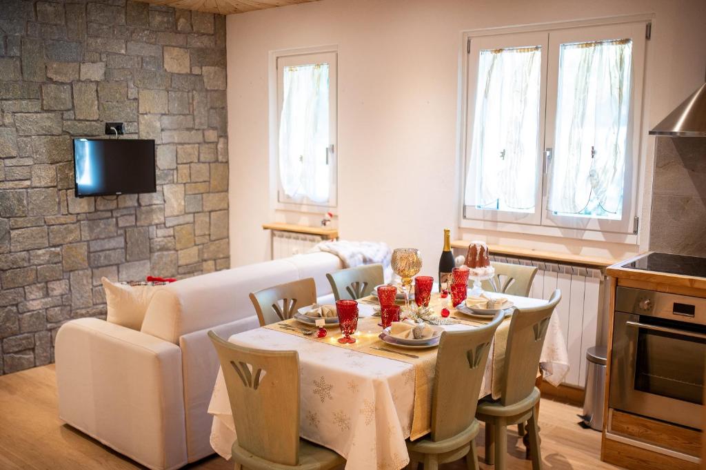 TV a/nebo společenská místnost v ubytování Lo Smeraldo by Ca-Sa Check