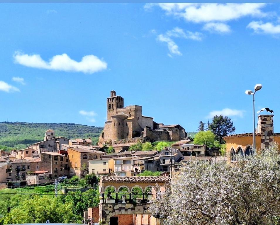 a town with a castle on top of a hill at Dúplex Sant Martí in Ager