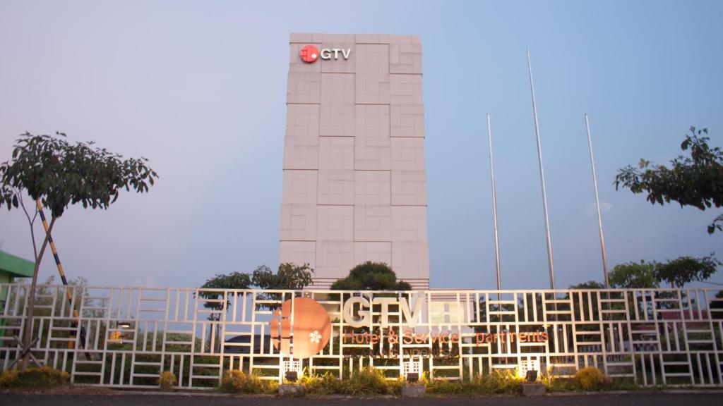 Un edificio con un cartel al costado. en GTV Hotel, en Cikarang