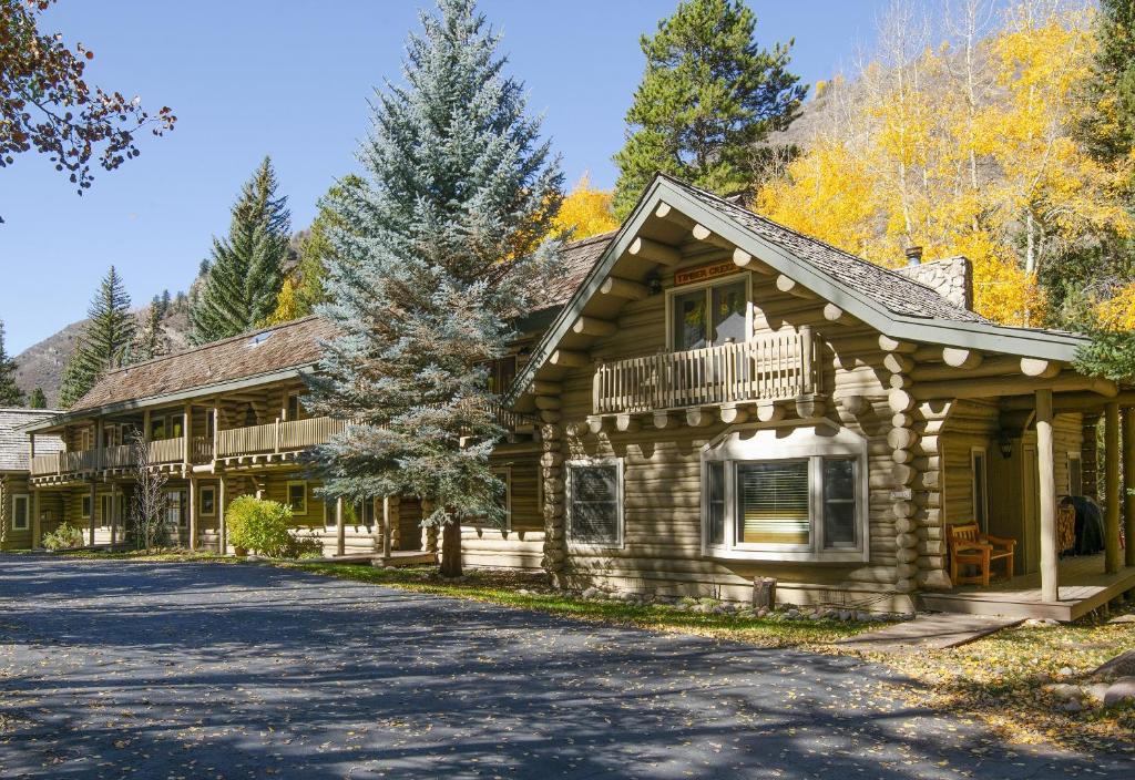 una baita in montagna con vialetto d'accesso di Timbercreek #8B Condo a Vail