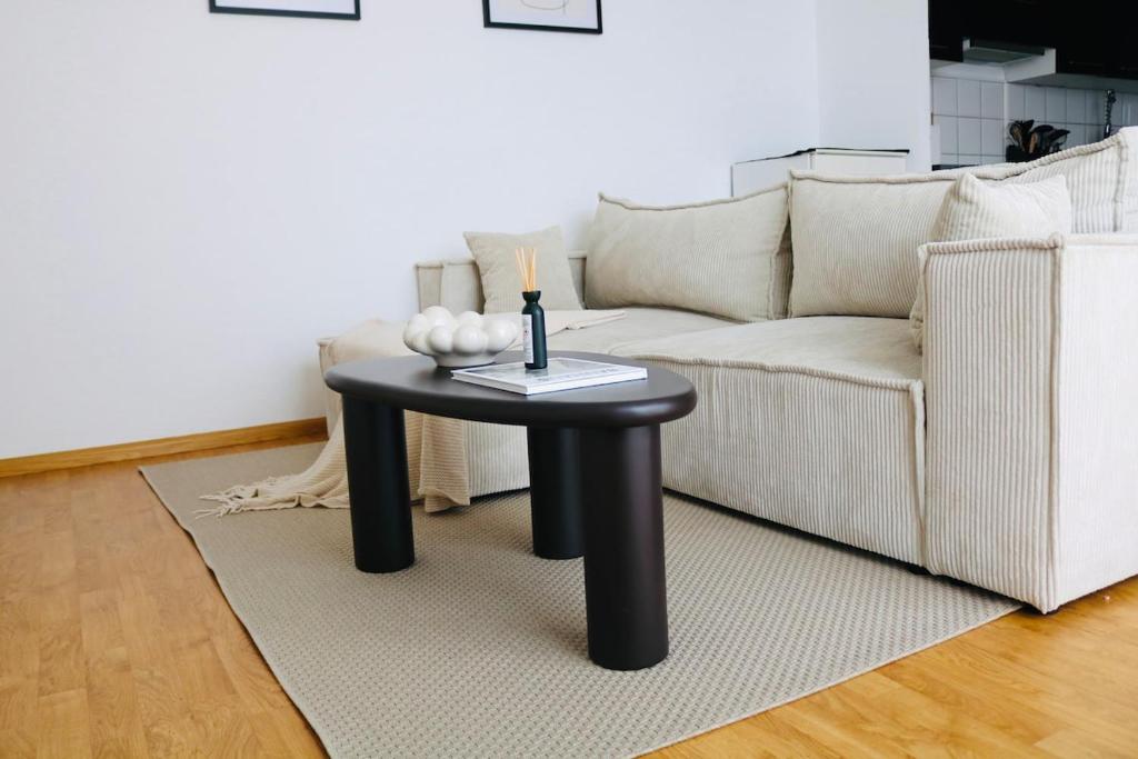 - un salon avec une table et une bougie dans l'établissement Charmant appartement STRASBOURG, à Strasbourg