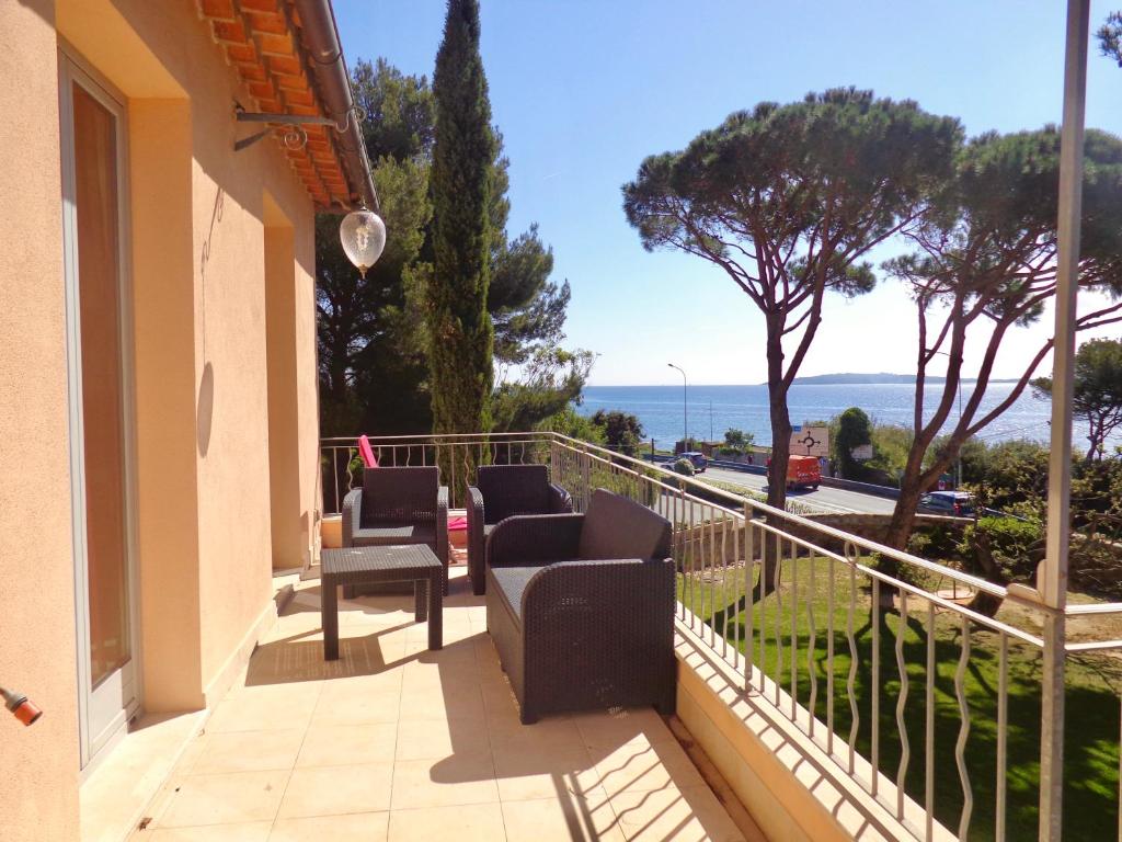 a balcony with chairs and a view of the ocean at Villa sur mer, chez Angelina in Grimaud