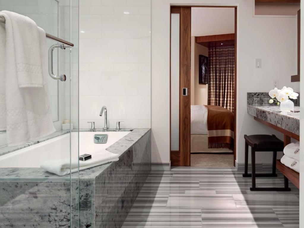 
Deluxe Partial Harbour View Room with King Bed
