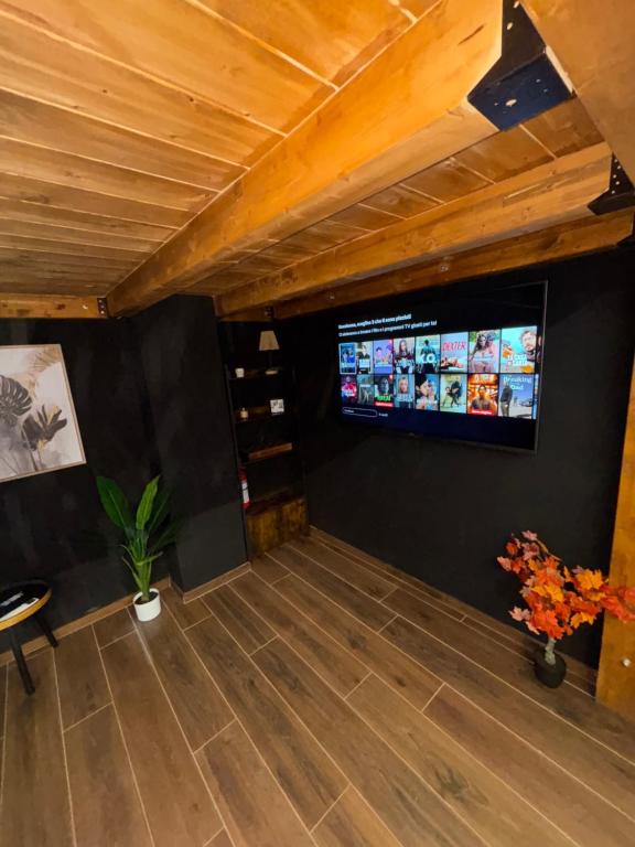 a room with a flat screen tv on a wall at Kocohouse Casa vacanze in Marino
