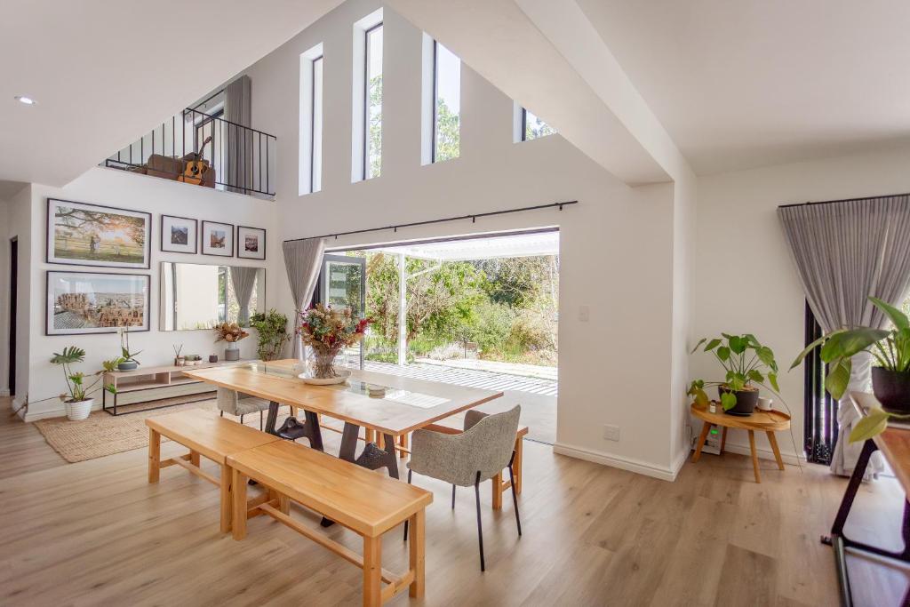 een eetkamer met een tafel en stoelen bij Serenity on Sidwell in George