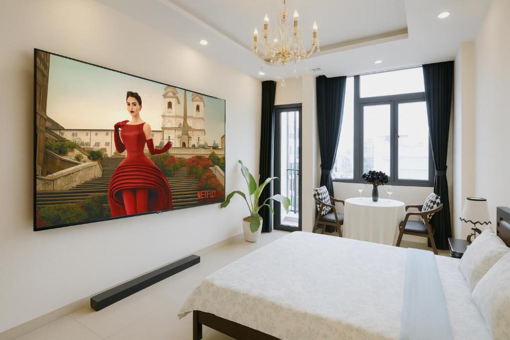 胡志明市The Writeriana de Lumière的卧室墙上有一幅女人画