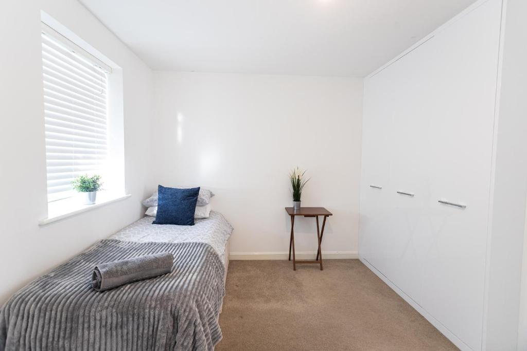 ブリストルにあるOverdrive rd - Long Stay Contractors by ShortStayUKのベッドと窓のある寝室