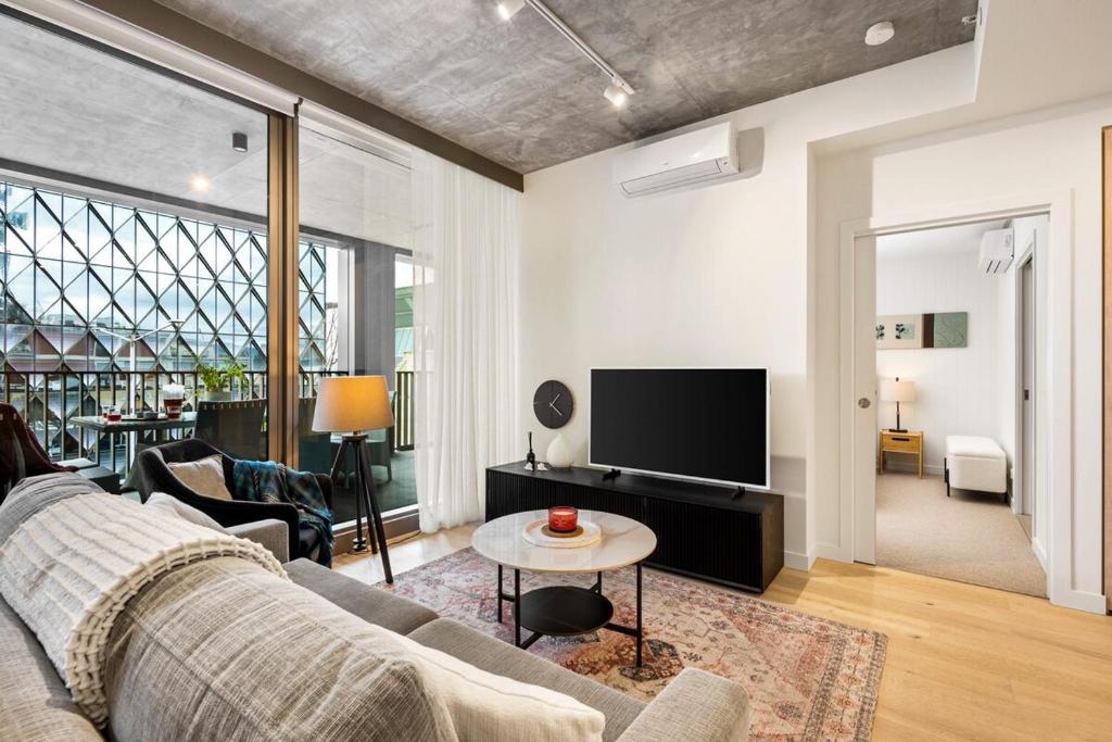 ein Wohnzimmer mit Couch und Fernseher in der Unterkunft Geelong Central Apartment with Short & Long Stays in Geelong