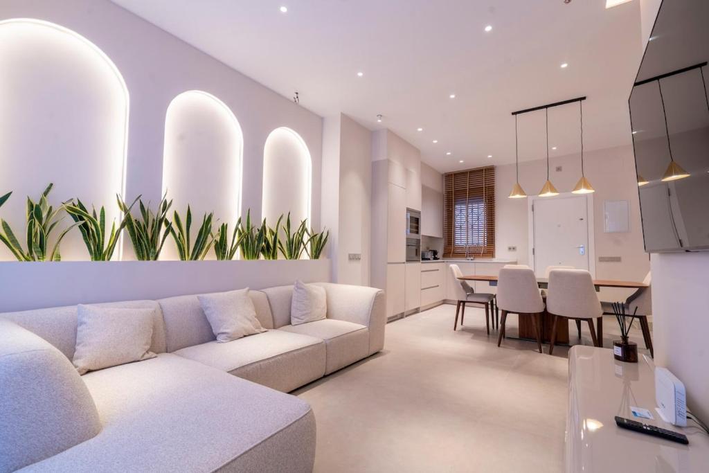 マドリードにあるLuxury Villa Madrid 10 paxのソファのあるリビングルームとダイニングルーム