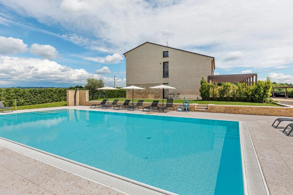 a large swimming pool in front of a building at Agriturismo Casa Pezzo in Castelnuovo del Garda