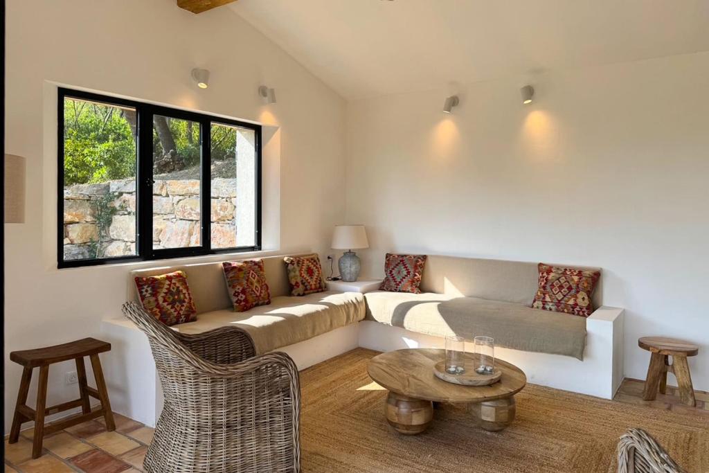 una sala de estar con un sofá y una mesa en Provençal Escape, en Montauroux