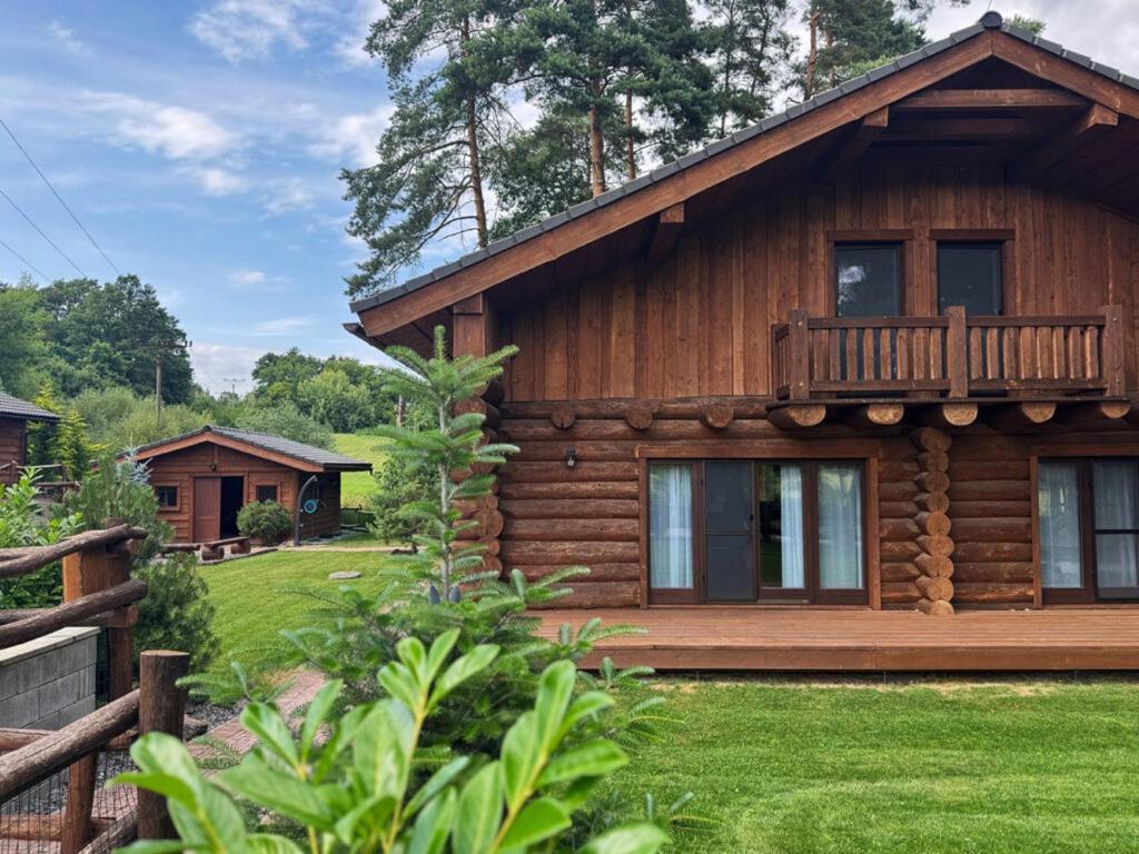 Cabaña de madera con porche y valla en Zrub Kováčová, en Kováčová