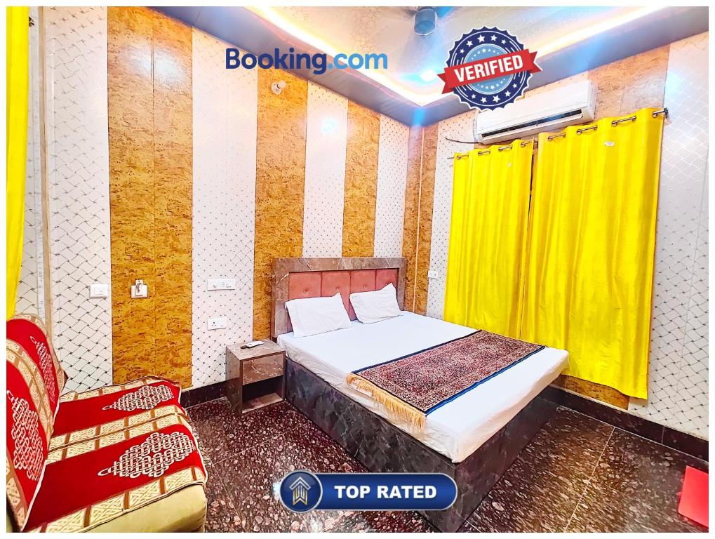 Ένα ή περισσότερα κρεβάτια σε δωμάτιο στο Hotel The Namo Grand Ayodhya - Walking Distance From Shree Ram Mandir & Hanuman Garhi Temple - #Wi-fi #Parking #Prime Location - Best Seller Hotel In Ayodhya Book Quickly