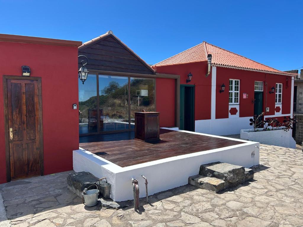 a house with a wooden deck in the courtyard at Casa Eremia in Garafía